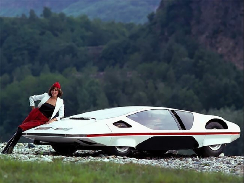 La elegancia de retro-futurismo: italiano coche del futuro en 1970