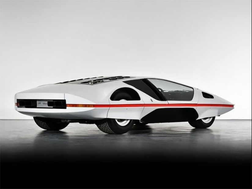 La elegancia de retro-futurismo: italiano coche del futuro en 1970