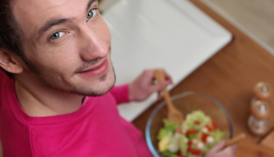 La ensalada de tomate y pepino es peligrosa para la salud y no se trata de nitratos en absoluto