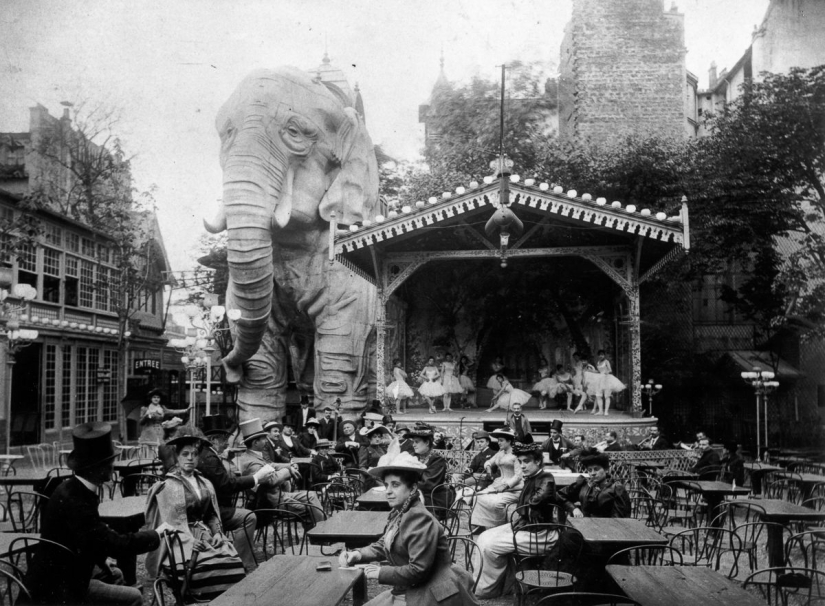 La historia centenaria del principal cabaret del mundo "Moulin Rouge" en fotos