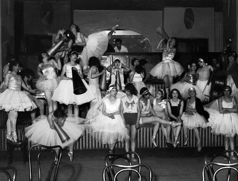 La historia centenaria del principal cabaret del mundo "Moulin Rouge" en fotos