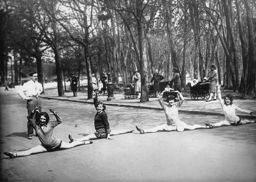 La historia centenaria del principal cabaret del mundo "Moulin Rouge" en fotos