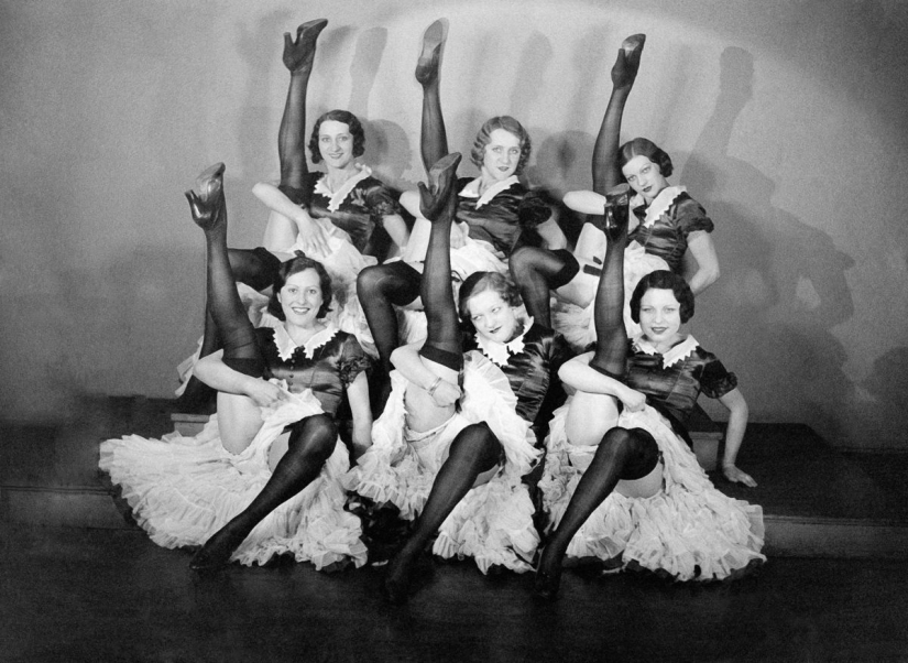 La historia centenaria del principal cabaret del mundo "Moulin Rouge" en fotos