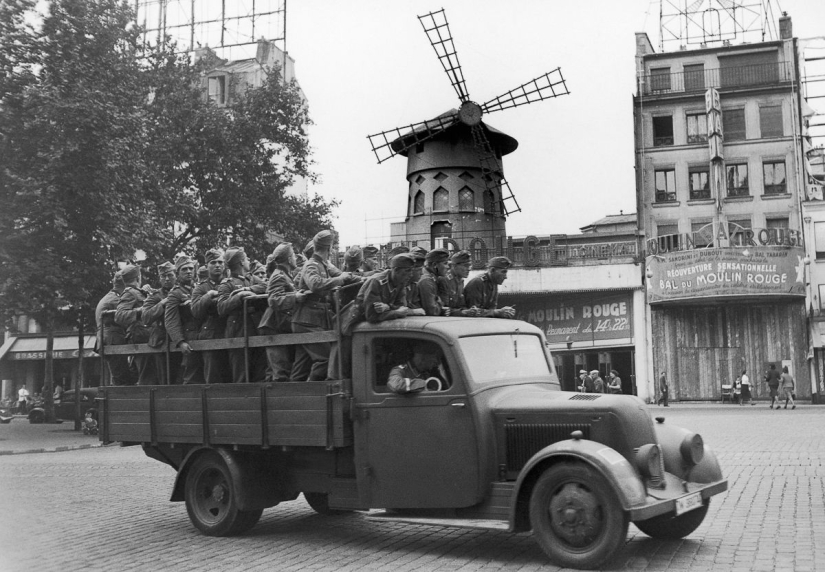 La historia centenaria del principal cabaret del mundo "Moulin Rouge" en fotos