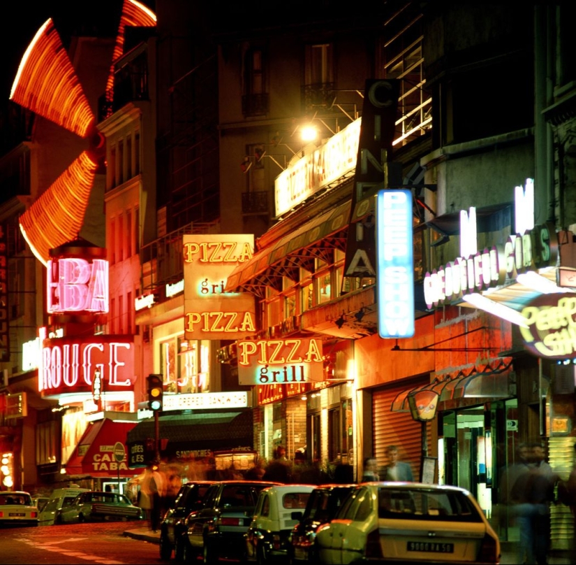 La historia centenaria del principal cabaret del mundo "Moulin Rouge" en fotos