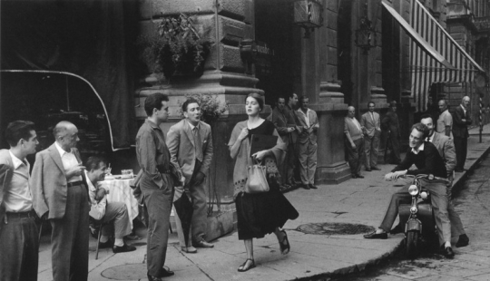 La legendaria serie de fotos de Ruth Orkin "Una mujer americana en Florencia"