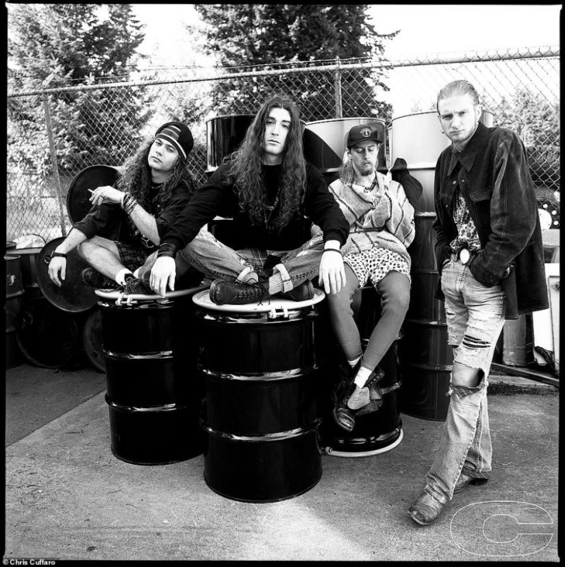 La última revolución del Rock: raras fotos de bandas de culto grunge de los 90 por Chris Cuffaro