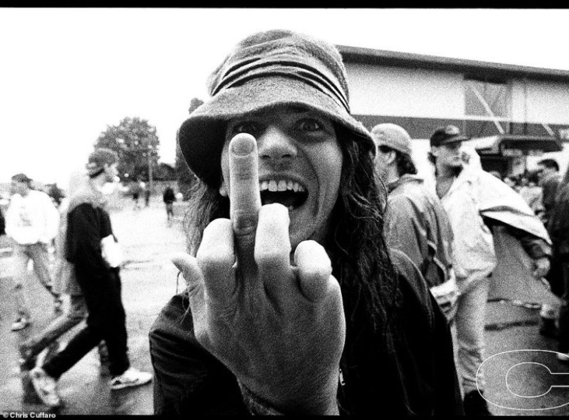 La última revolución del Rock: raras fotos de bandas de culto grunge de los 90 por Chris Cuffaro