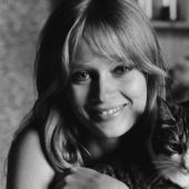 La modelo Celia Hammond y sus gatos