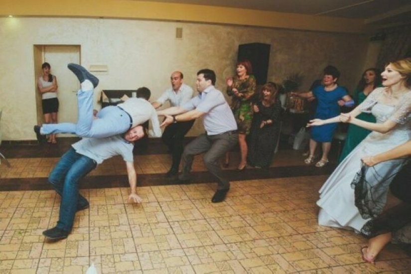 La más extraña de las competiciones en la boda: 25 fotos que todos avergonzado