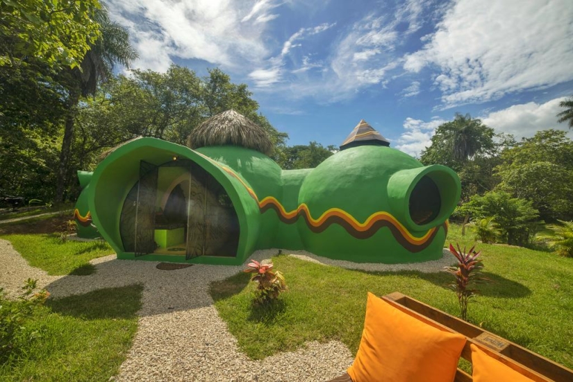 La mujer construida en el medio de la selva de la casa es de concreto y detergente