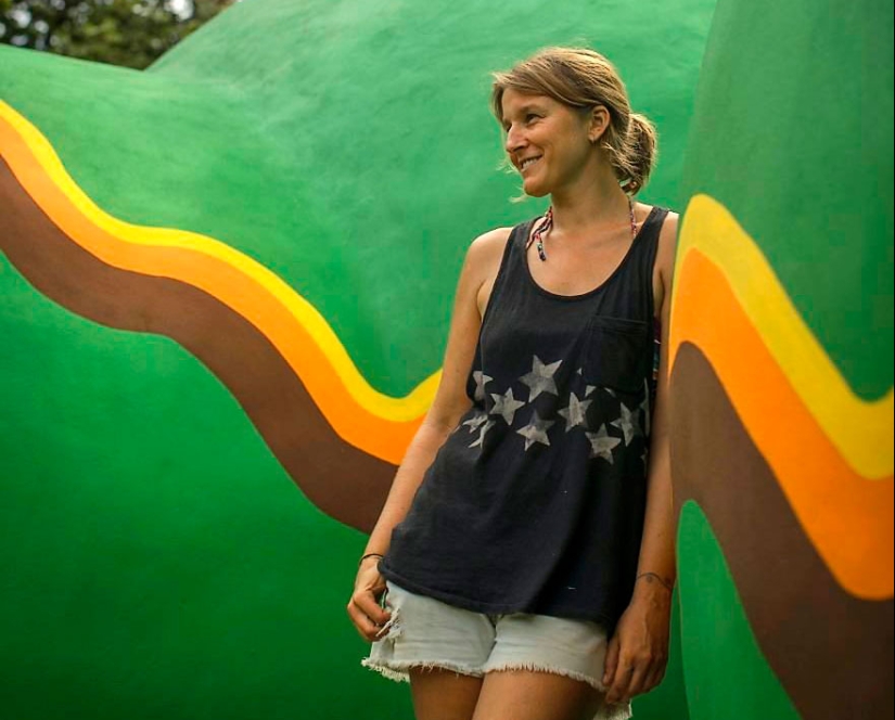 La mujer construida en el medio de la selva de la casa es de concreto y detergente