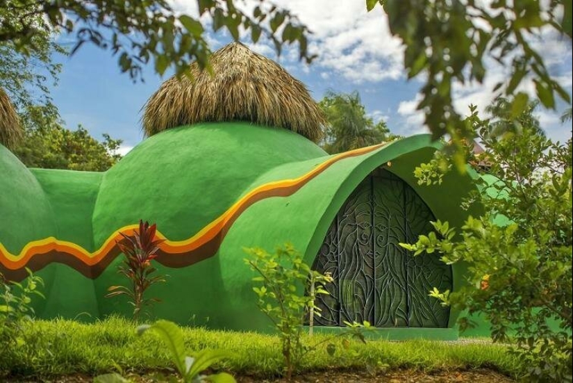 La mujer construida en el medio de la selva de la casa es de concreto y detergente