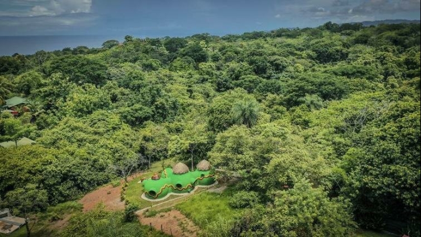 La mujer construida en el medio de la selva de la casa es de concreto y detergente