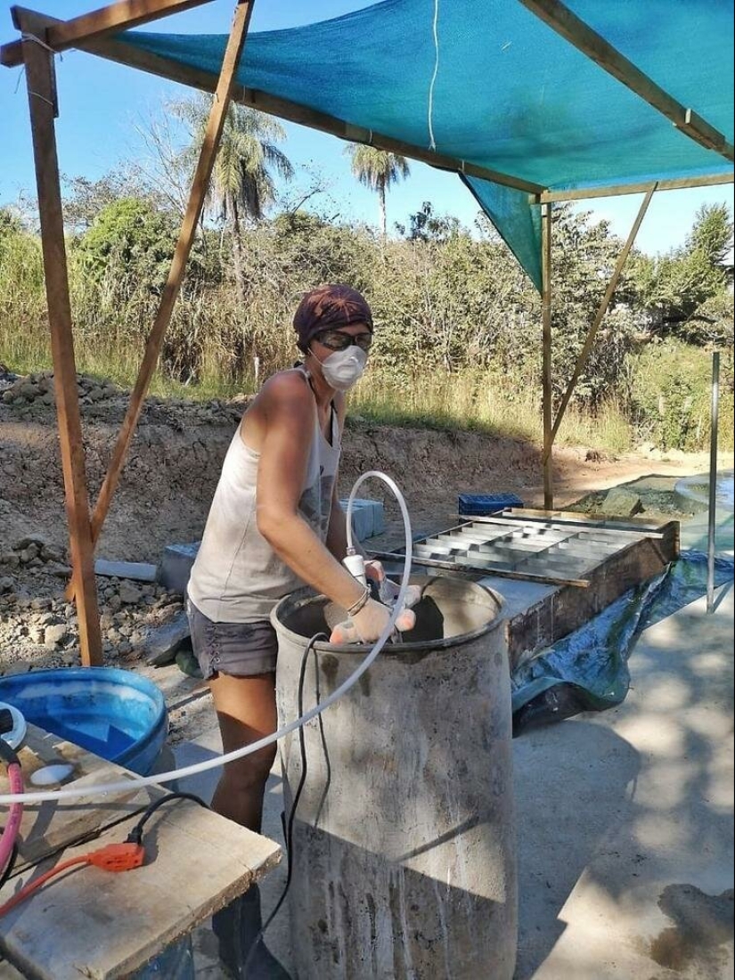 La mujer construida en el medio de la selva de la casa es de concreto y detergente