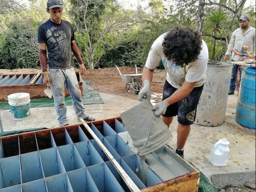 La mujer construida en el medio de la selva de la casa es de concreto y detergente