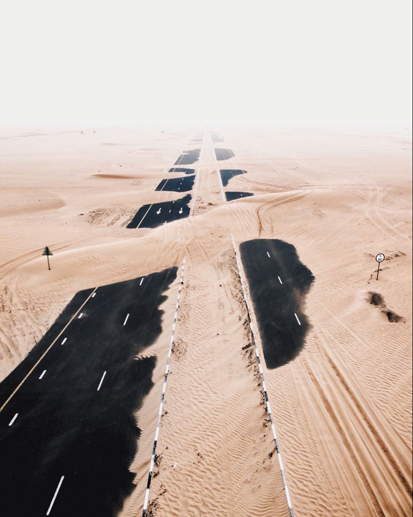 La naturaleza frente a la gente: el fotógrafo filmado desde el avión no tripulado, como el desierto devora a Dubai y Abu Dhabi