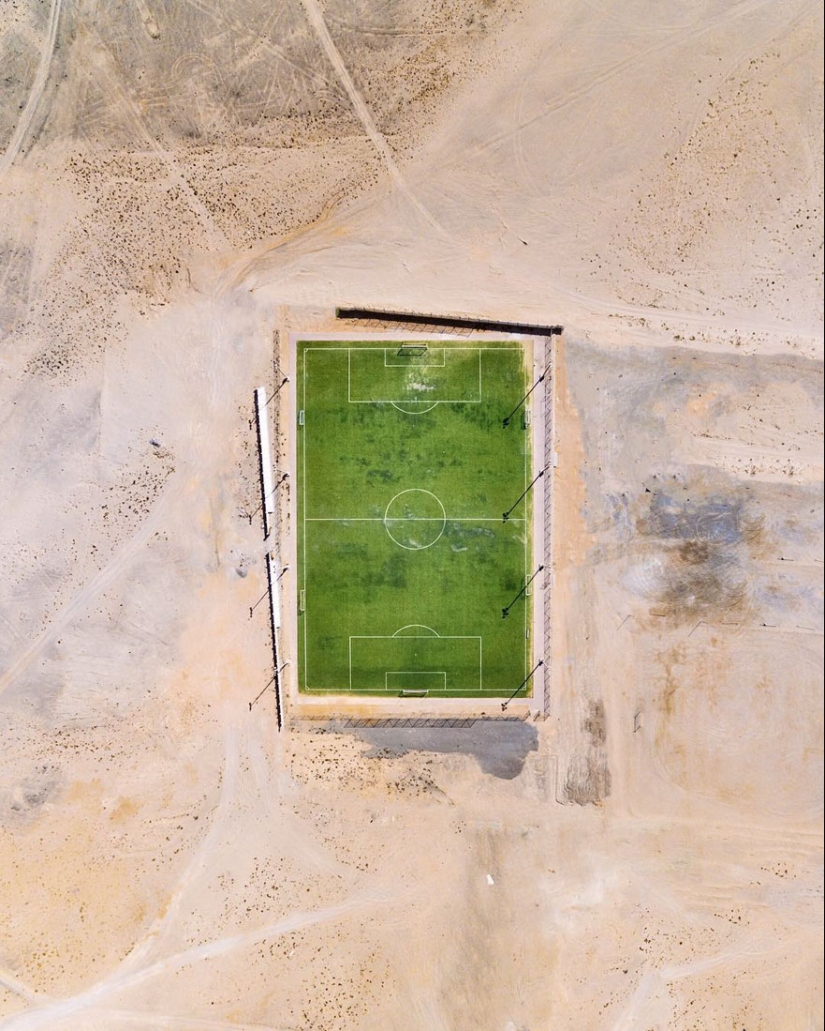 La naturaleza frente a la gente: el fotógrafo filmado desde el avión no tripulado, como el desierto devora a Dubai y Abu Dhabi