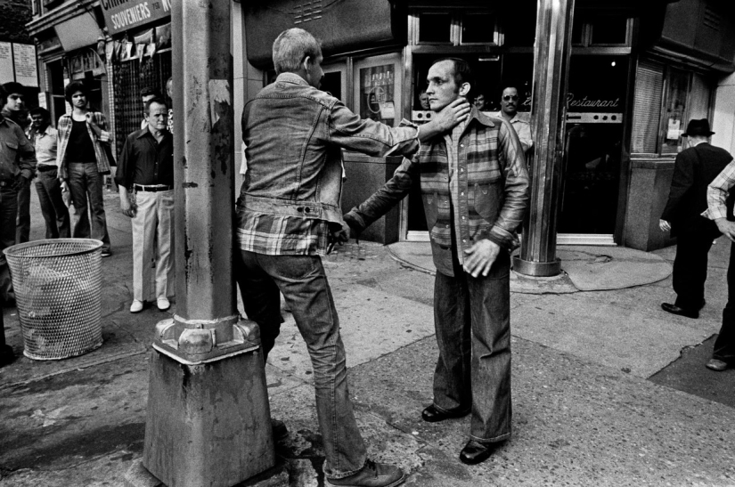 La realidad en blanco y negro de la Nueva York de los 80 en fotos de Bruce Gilden