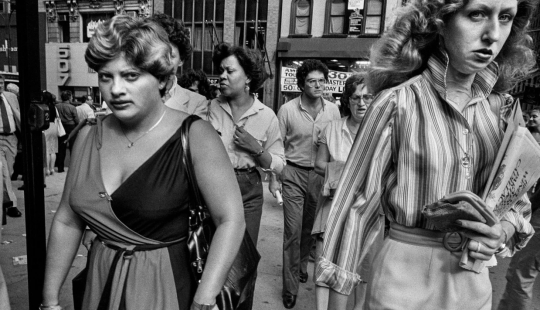 La realidad en blanco y negro de la Nueva York de los 80 en fotos de Bruce Gilden