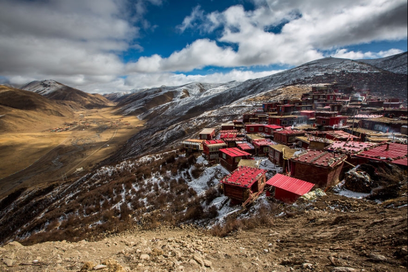 Larung Gar: 40,000 Buddhists at High Altitude