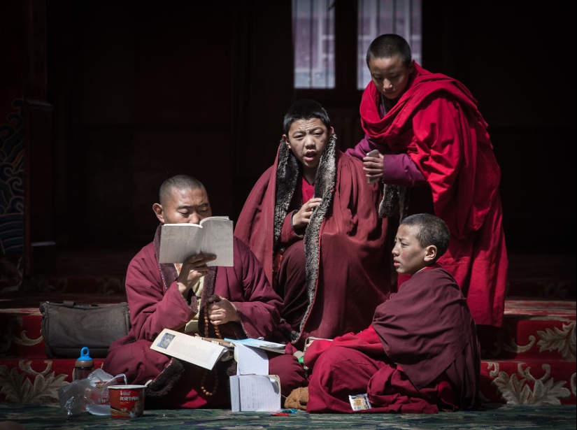 Larung Gar: 40,000 Buddhists at High Altitude