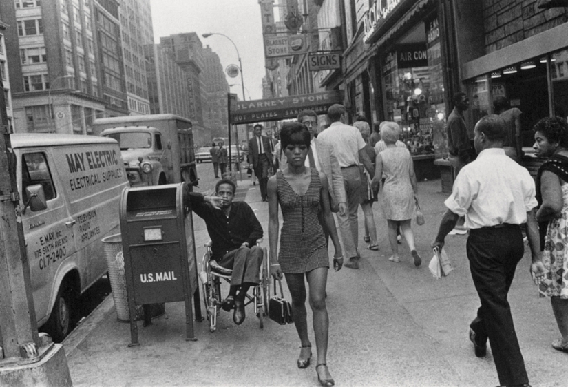 Las 30 obras más llamativas de la leyenda de la fotografía callejera Joel Meyerowitz