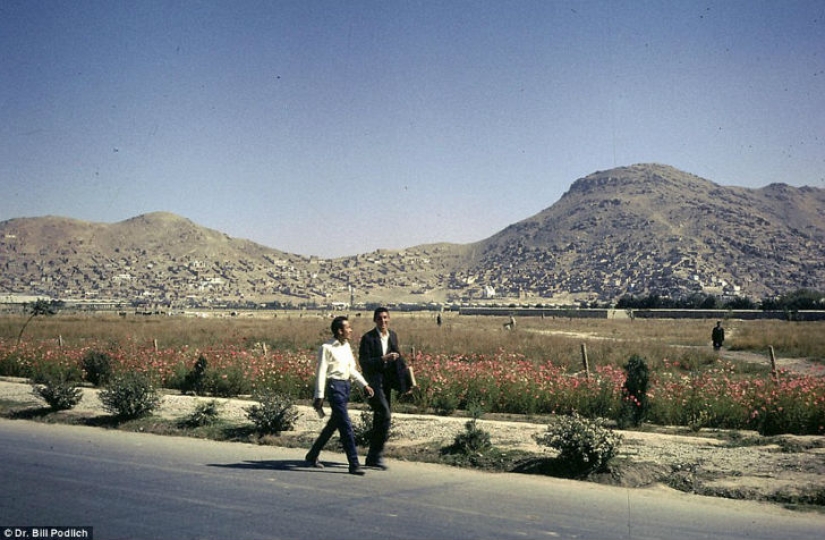 Las faldas cortas, los picnics en el lado de la carretera y la sonrisa de los niños — lo que era antes de que los Talibanes de Afganistán