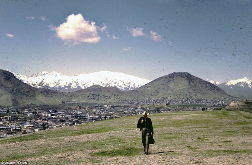 Las faldas cortas, los picnics en el lado de la carretera y la sonrisa de los niños — lo que era antes de que los Talibanes de Afganistán