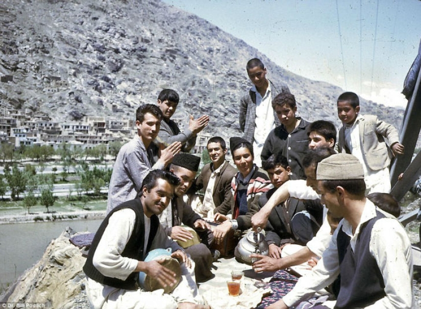 Las faldas cortas, los picnics en el lado de la carretera y la sonrisa de los niños — lo que era antes de que los Talibanes de Afganistán
