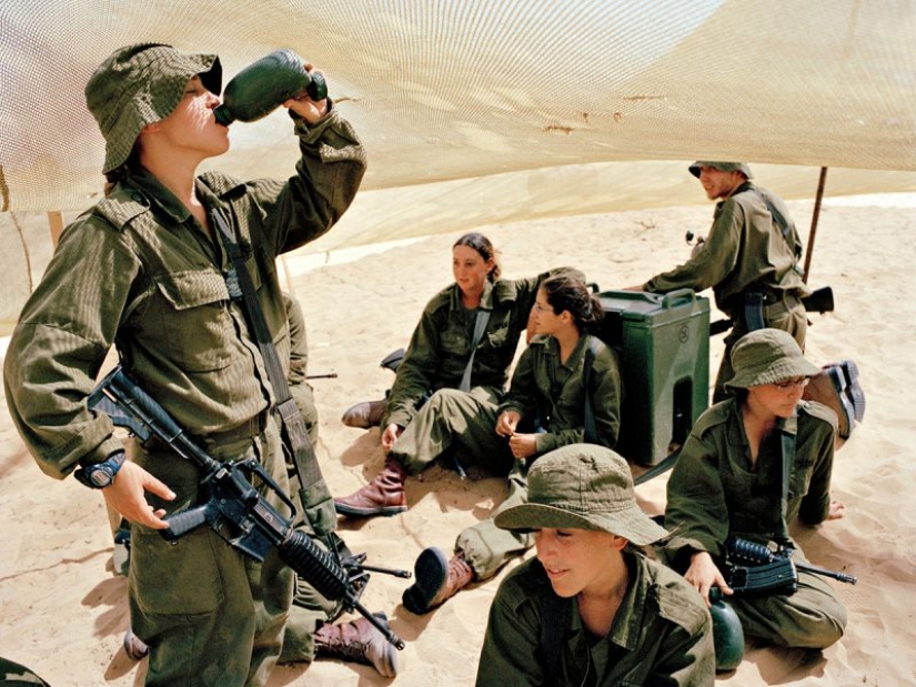 Las niñas del ejército Israelí: una mirada especial a las mujeres de los soldados en las fotos de Rachel Papo