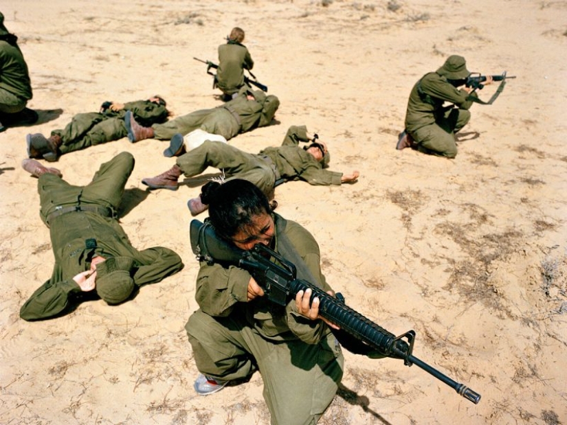 Las niñas del ejército Israelí: una mirada especial a las mujeres de los soldados en las fotos de Rachel Papo