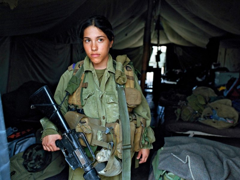Las niñas del ejército Israelí: una mirada especial a las mujeres de los soldados en las fotos de Rachel Papo