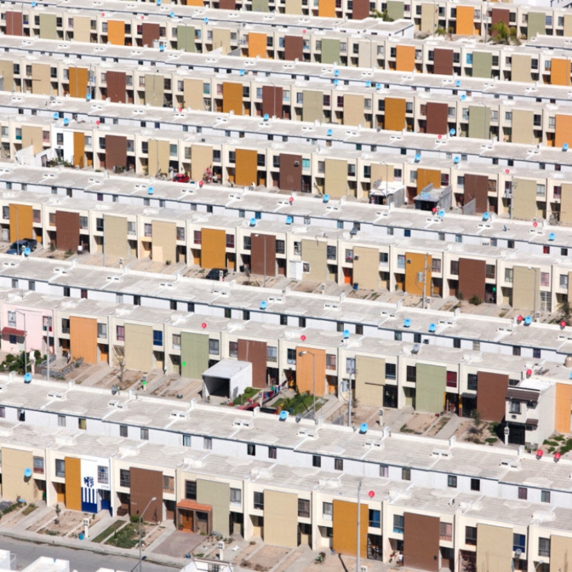 Lego in reality: a photo project about the aesthetics of houses in which Mexicans live and suffer