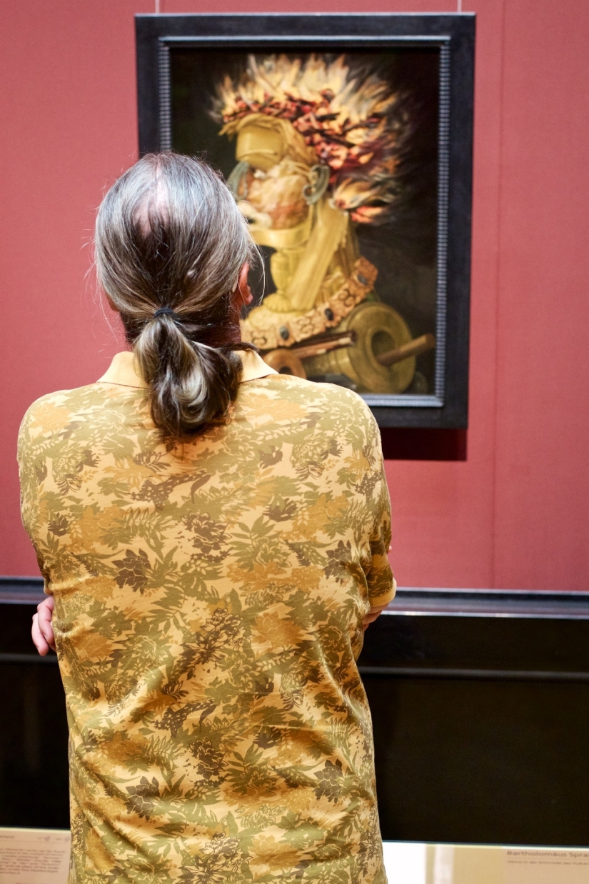 Life repeats art: an Austrian takes photos of museum visitors who "coincided" with the paintings