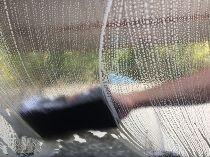 Limpio y sin rayas: cómo lavar correctamente cristales y espejos