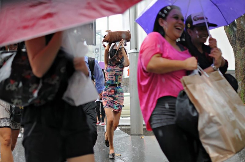 Lluvioso estado de ánimo: un fotógrafo de Singapur capturas de las emociones de las personas durante un aguacero