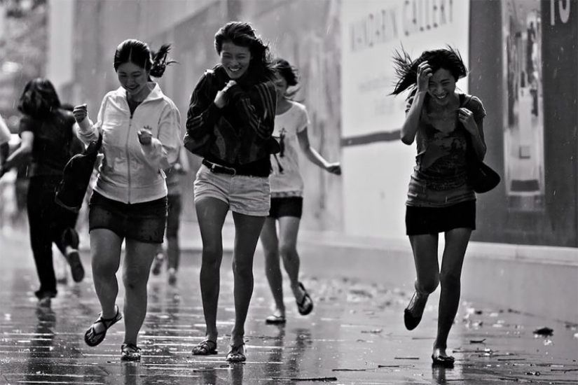 Lluvioso estado de ánimo: un fotógrafo de Singapur capturas de las emociones de las personas durante un aguacero