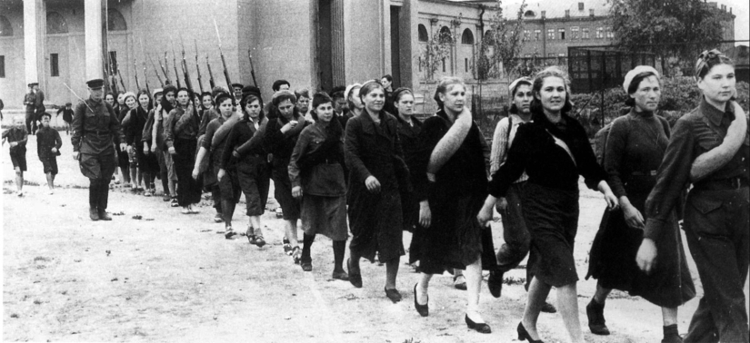 "Lo principal es no morir en ropa interior masculina": cómo las mujeres sobrevivieron y hicieron frente a la vida cotidiana durante la guerra