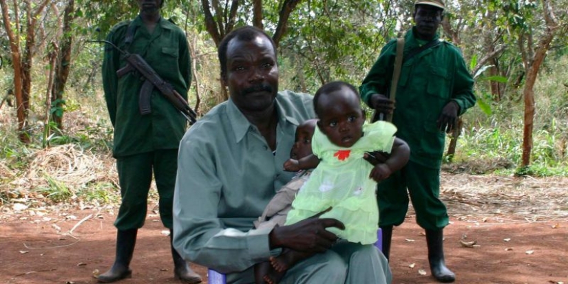 Loco "Hitler" de Uganda, Joseph Kony y su "Señor del ejército" niños asesinos