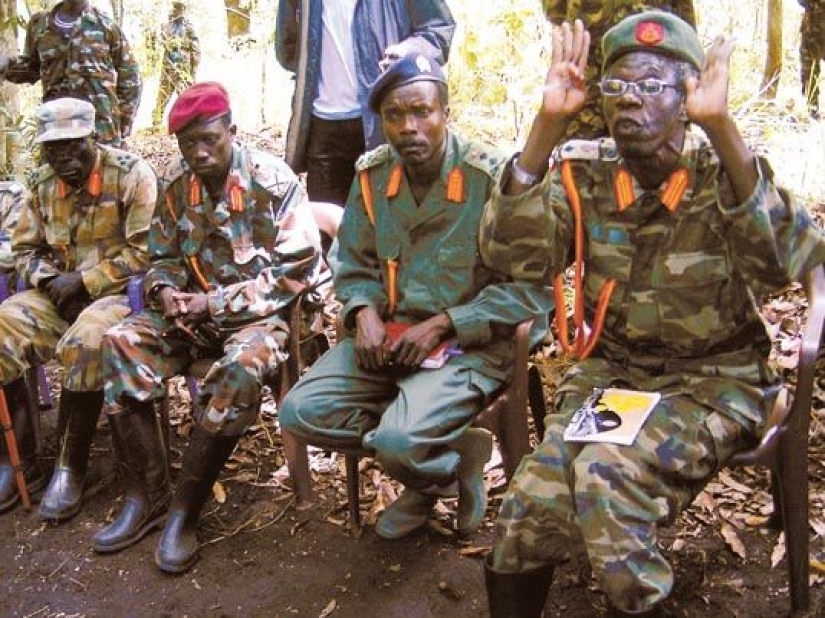 Loco "Hitler" de Uganda, Joseph Kony y su "Señor del ejército" niños asesinos