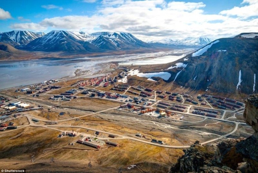 Longyearbyen: the most Northern town on Earth, which by law are not allowed to die