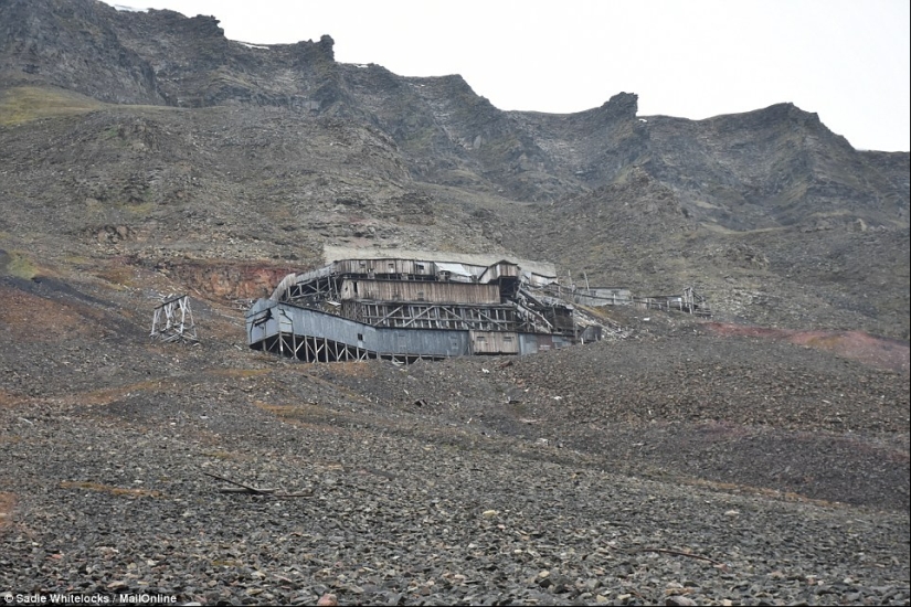 Longyearbyen: the most Northern town on Earth, which by law are not allowed to die