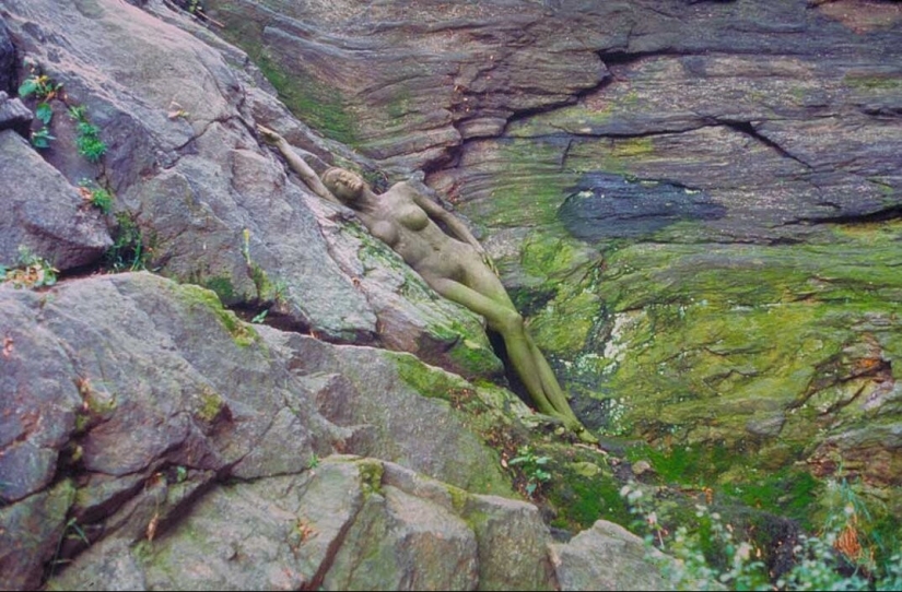 Look for a woman: nude models blend in with the landscape