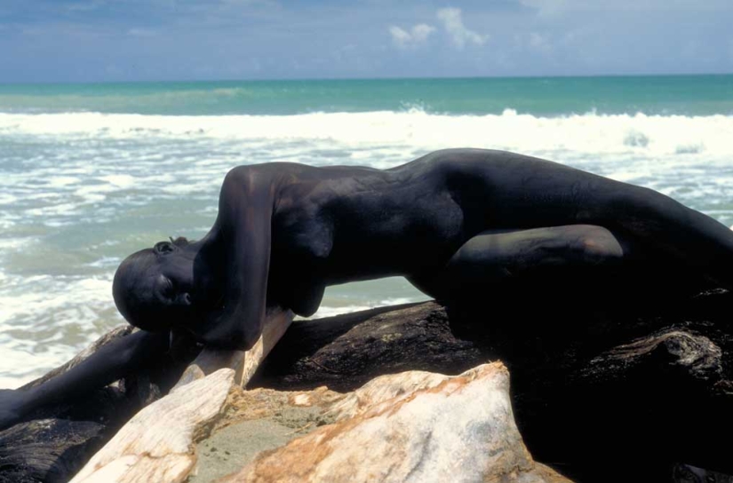 Look for a woman: nude models blend in with the landscape