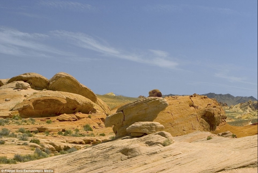 Look for a woman: nude models blend in with the landscape