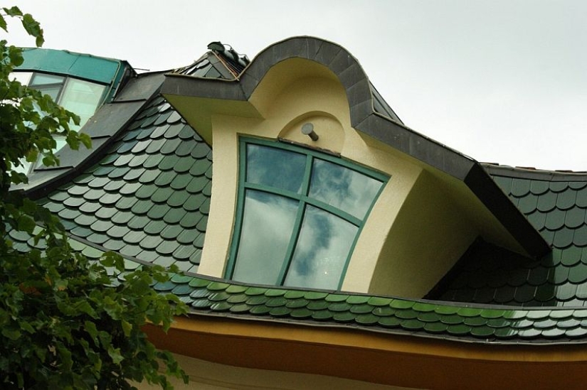 Looks like the crooked house in Sopot, Poland