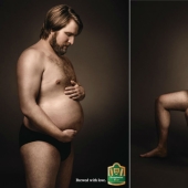 Los hombres se acarician con cariño sus barrigas cerveceras en la publicidad alemana