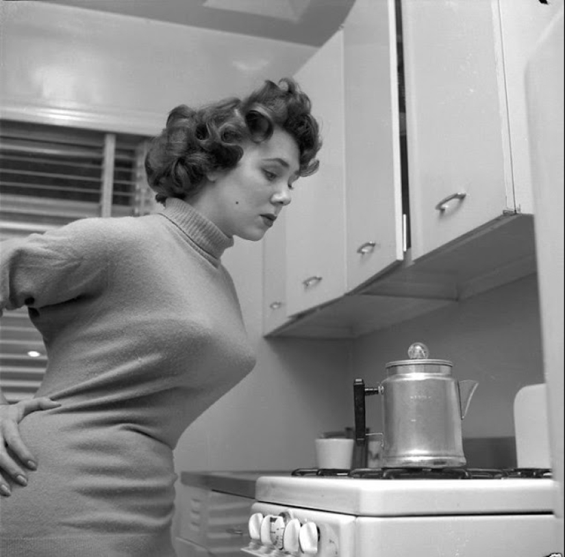 Los intrigantes años 50: cuando las mujeres llevaban "balas" en el pecho