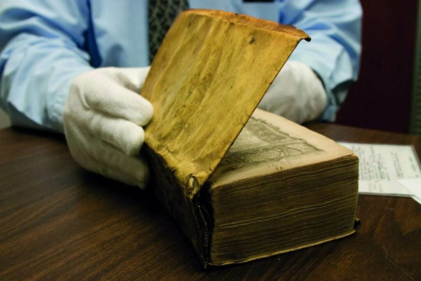 Los libros más famosos encuadernados en piel humana.